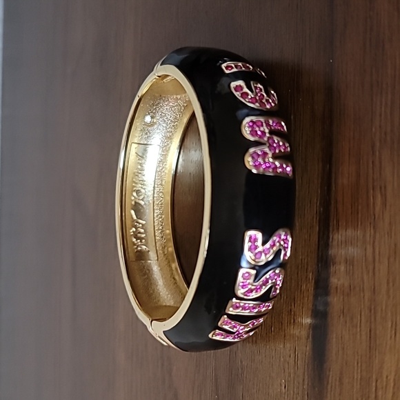 BETSEY JOHNSON First Date Collection Kiss Me Hinged Bangle Bracelet. - Picture 7 of 11